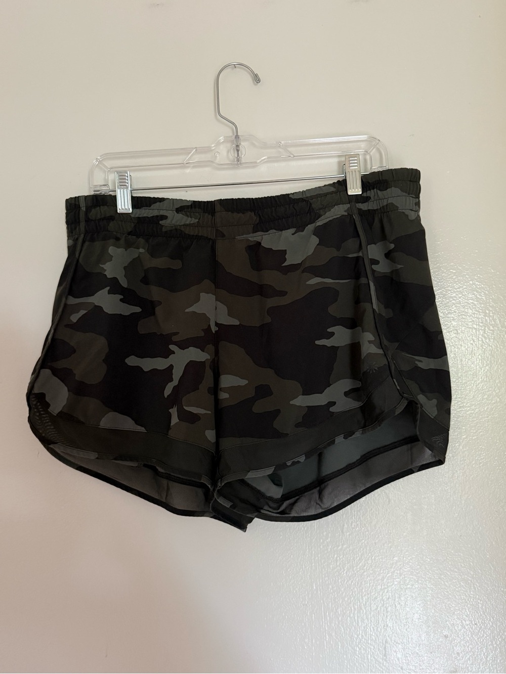 Athleta Shorts Womens Medium Mesh Racer Run 4" Short Green Camo Beach Light EUC